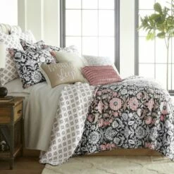 New 🔥 Loretta Quilt and Pillow Sham Set - Levtex Home 👏