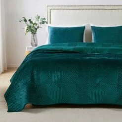 Outlet ❤️ Riviera Velvet Quilt & Sham Set - Greenland Home Fashions Teal 🎉 -Quilts Online Shop unnamed file 3170